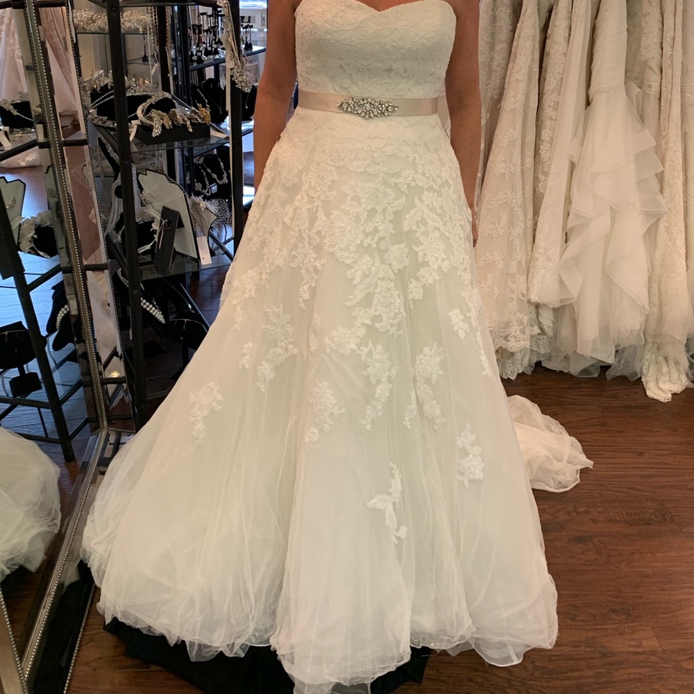 Pronovios wedding gown. SIZE 14. NOT ALTERED